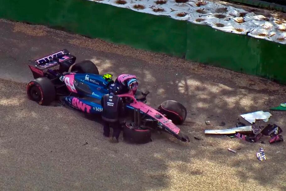 Colapinto y el Alpine con la trompa destrozada en la curva de Tamburello