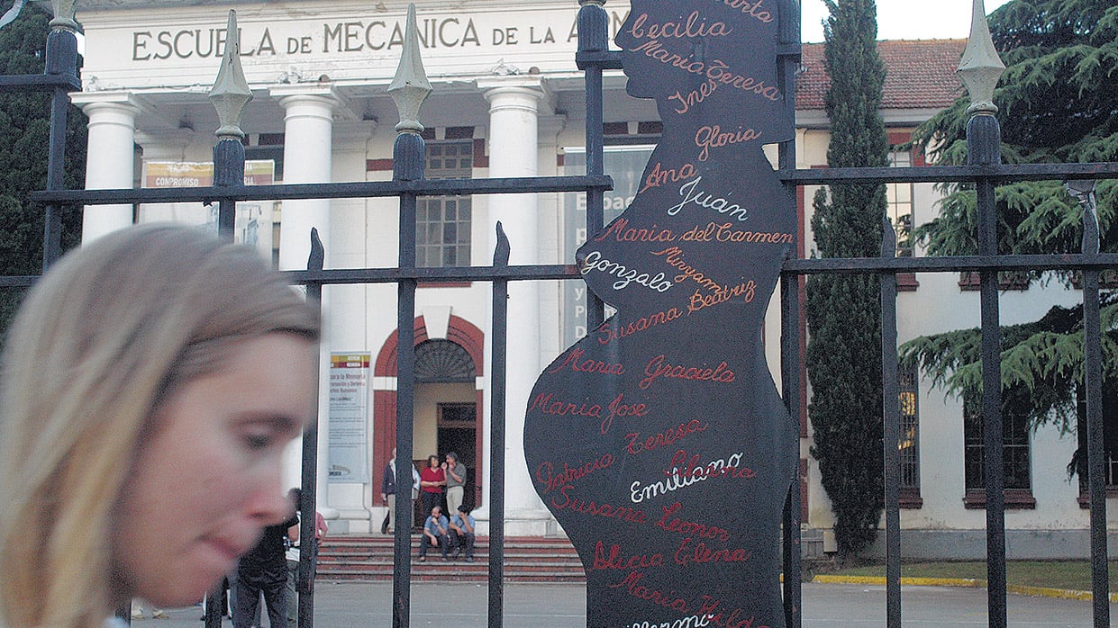 En la ESMA funcionó una maternidad clandestina en la que los marinos se apropiaron de los bebés.