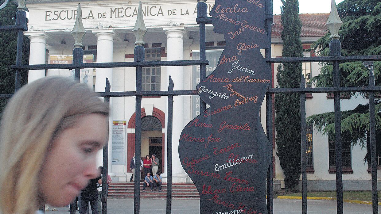 En la ESMA funcionó una maternidad clandestina en la que los marinos se apropiaron de los bebés.