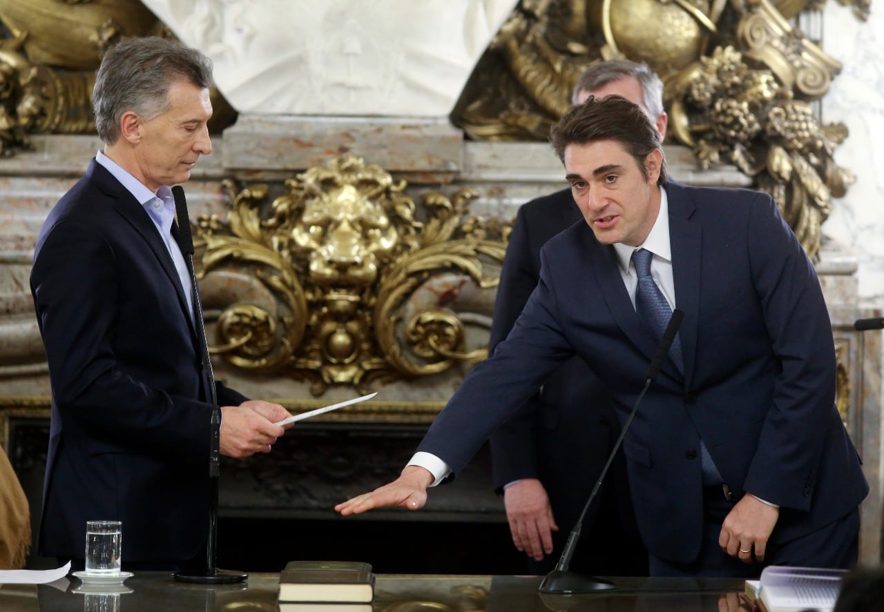 Mauricio Macri, cuando le tomó juramento a Javier Iguacel, procesado en la causa por su participación como director de Vialidad Nacional.