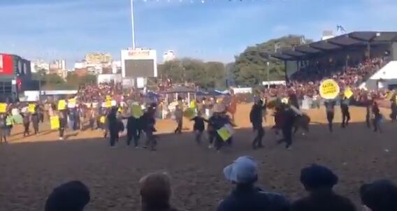 La protesta de los veganos en La Rural fue desalojada violentamente por los ganaderos.