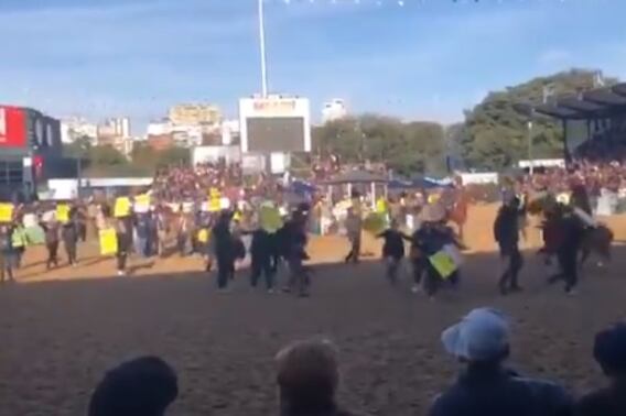 La protesta de los veganos en La Rural fue desalojada violentamente por los ganaderos.