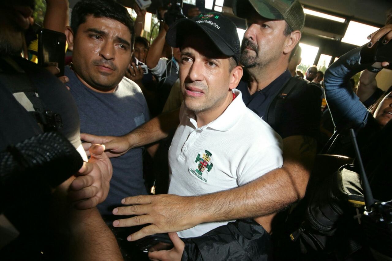 Camacho en el aeropuertode Viru Viru de Santa cruz antes de ser trasladado a La Paz.