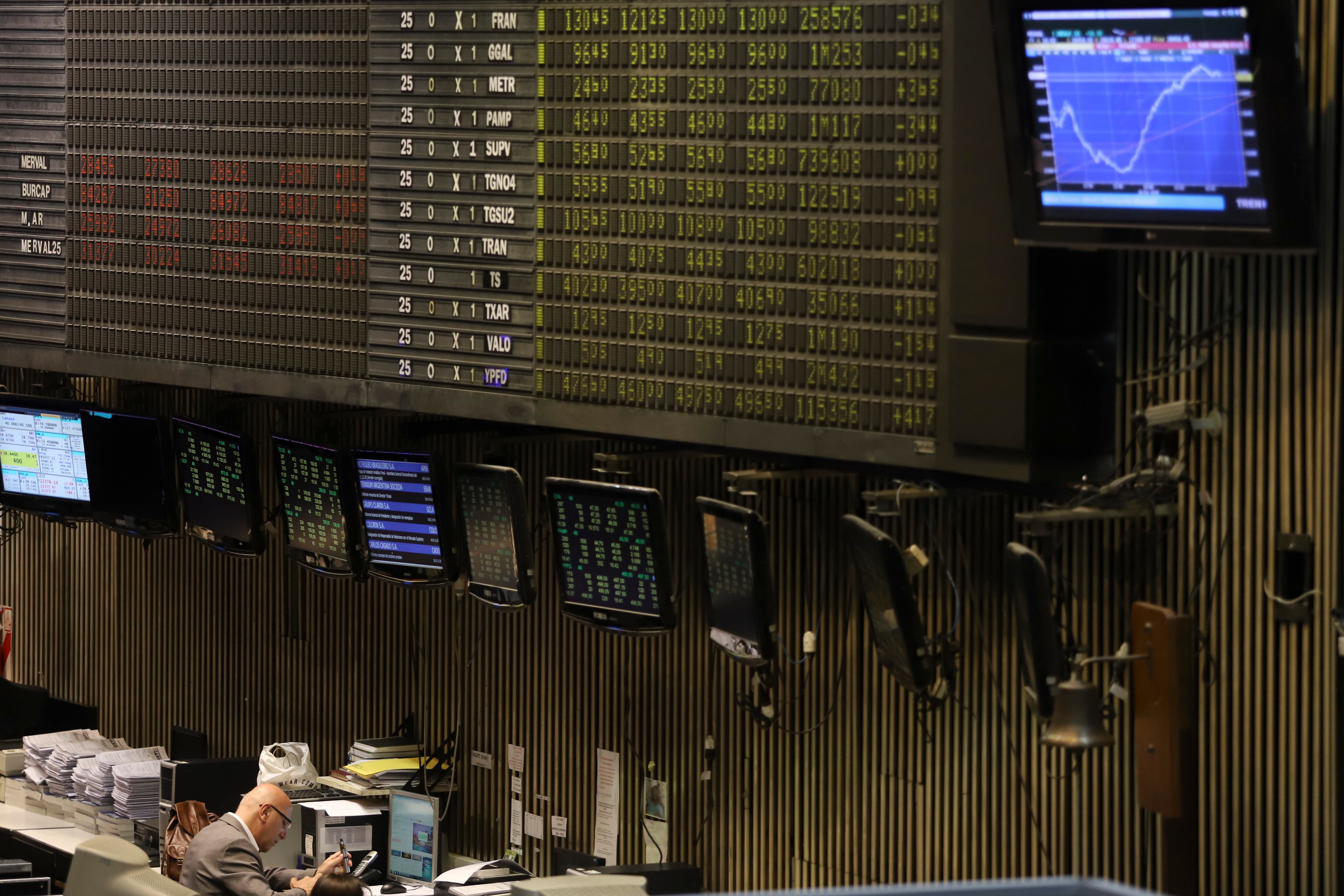 La plaza bursátil es la vía elegida por grandes jugadores del mercado para transferir recursos al exterior