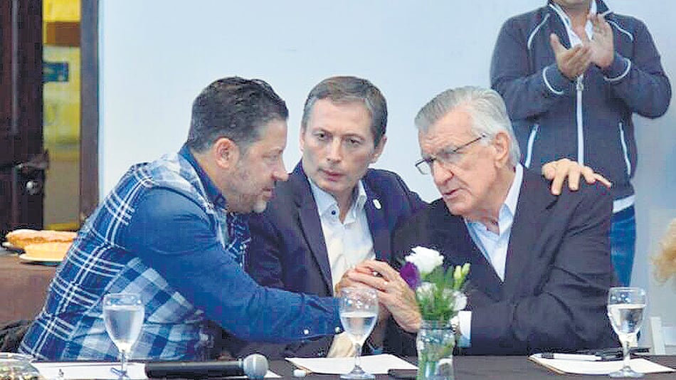 Los dirigentes del PJ Gustavo Menéndez, Fernando Gray y José Luis Gioja.