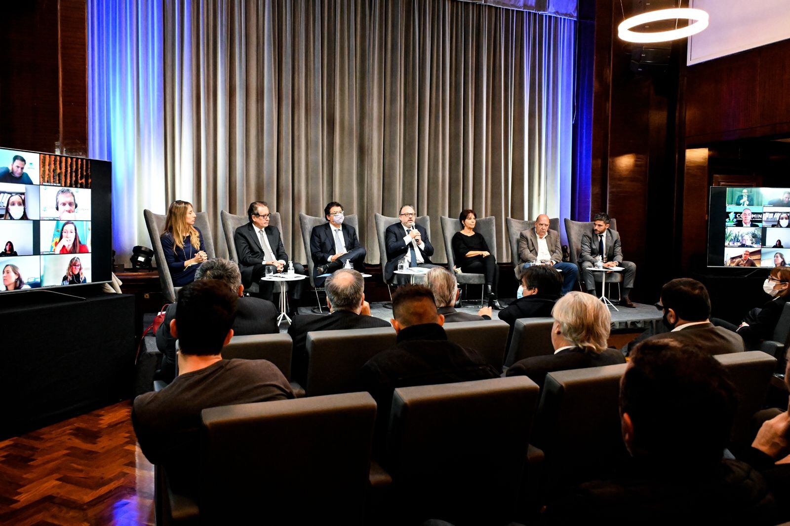 El ministro Kulfas junto al ministro de Trabajo, Claudio Moroni, el presidente del BC, Miguel Angel Pesce, la titular de la AFIP, Mercedes Marcó del Pont, la secretaria de Cambio Climático, Desarrollo Sostenible e Innovación, Cecilia Nicolini.