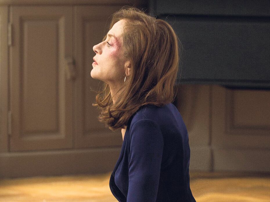 Huppert en una escena de Elle, de Verhoeven: “Era como si cada día prendiéramos un fósforo y todo estallara en llamas”. 