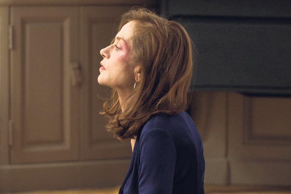 Huppert en una escena de Elle, de Verhoeven: “Era como si cada día prendiéramos un fósforo y todo estallara en llamas”.