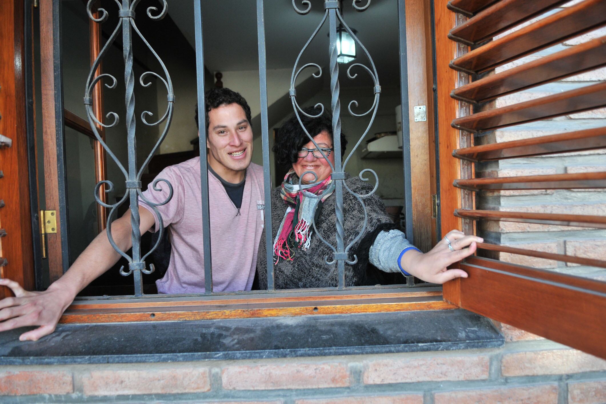 Lucas va a casarse con Adriana, a quien conoció en la Iglesia, adonde llegó cuando era travesti.