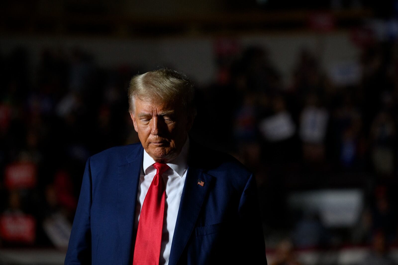 Donald Trump simula que no pasa nada.
