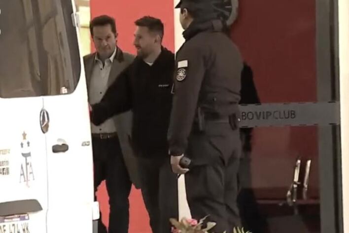 Lio Messi llegó a Ezeiza en su avión privado. Imagen captura TV