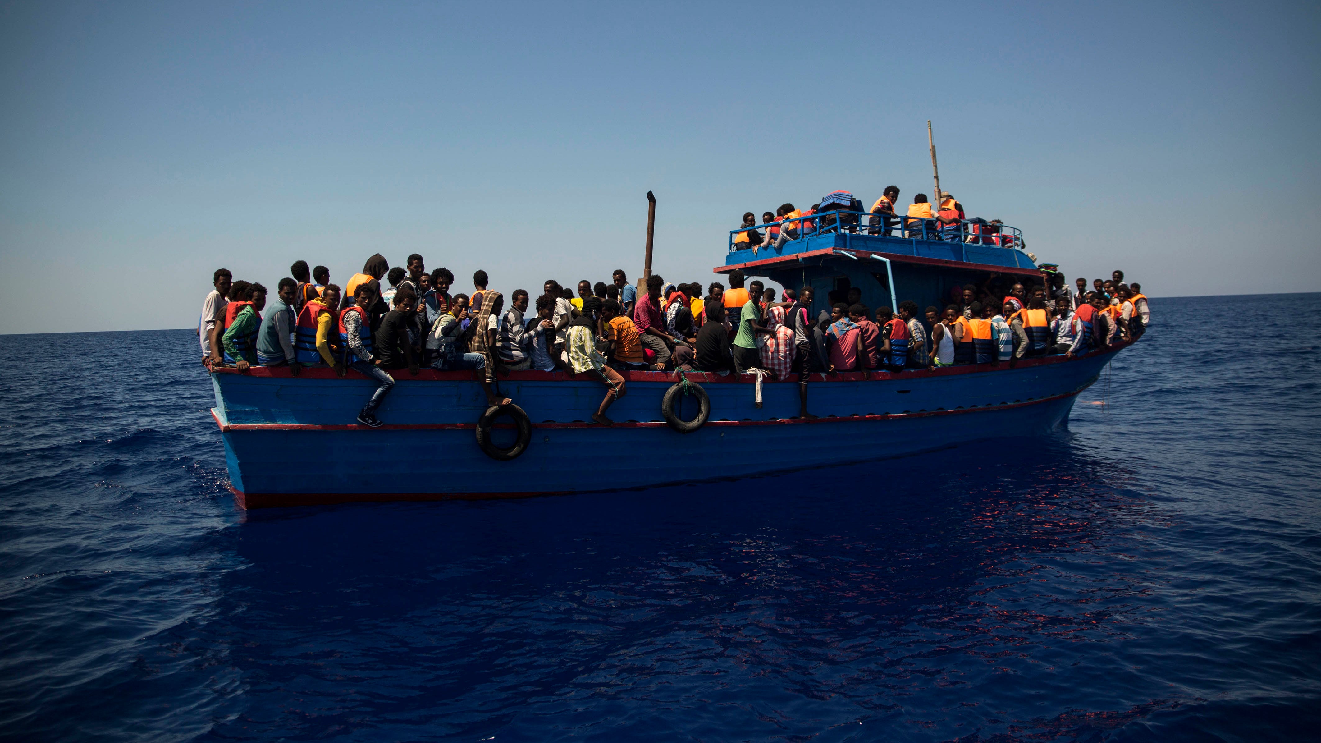 Migrantes africanos rescatados frente a la costa de Libia.