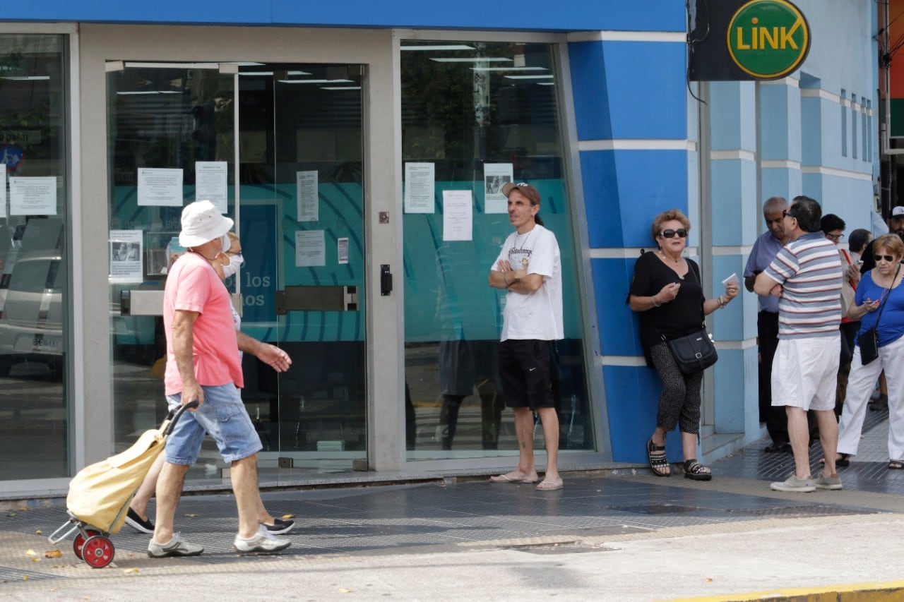 En la reapertura de los bancos no se habilitan operaciones por ventanilla.