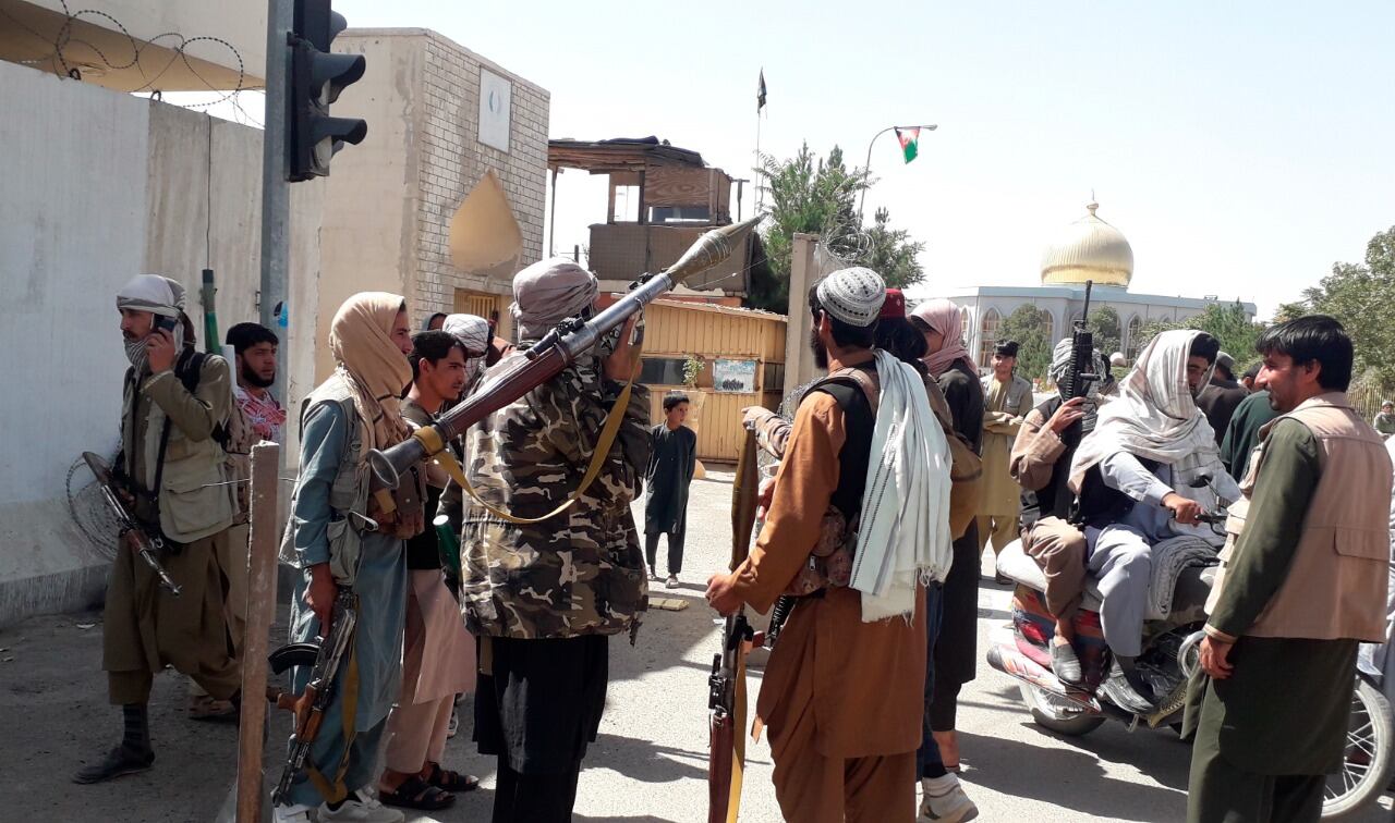 Militantes talibanes vigilan el edificio municipal de la ciudad de Ghazni.