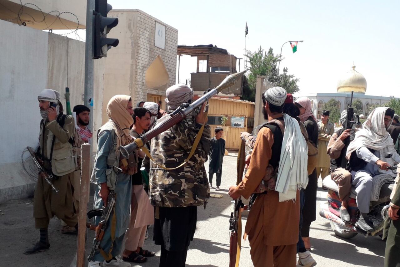 Militantes talibanes vigilan el edificio municipal de la ciudad de Ghazni.