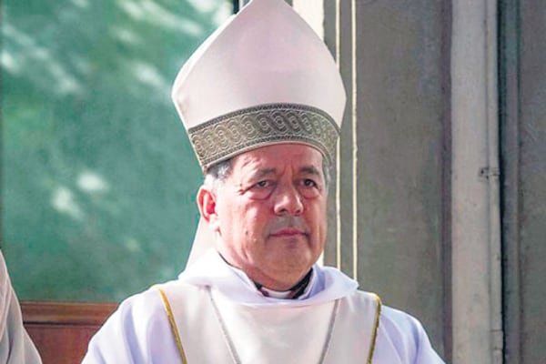 El arzobispo de Osorno, Juan Barros, acusado de encubrimiento, despierta violentas críticas en la feligresía.