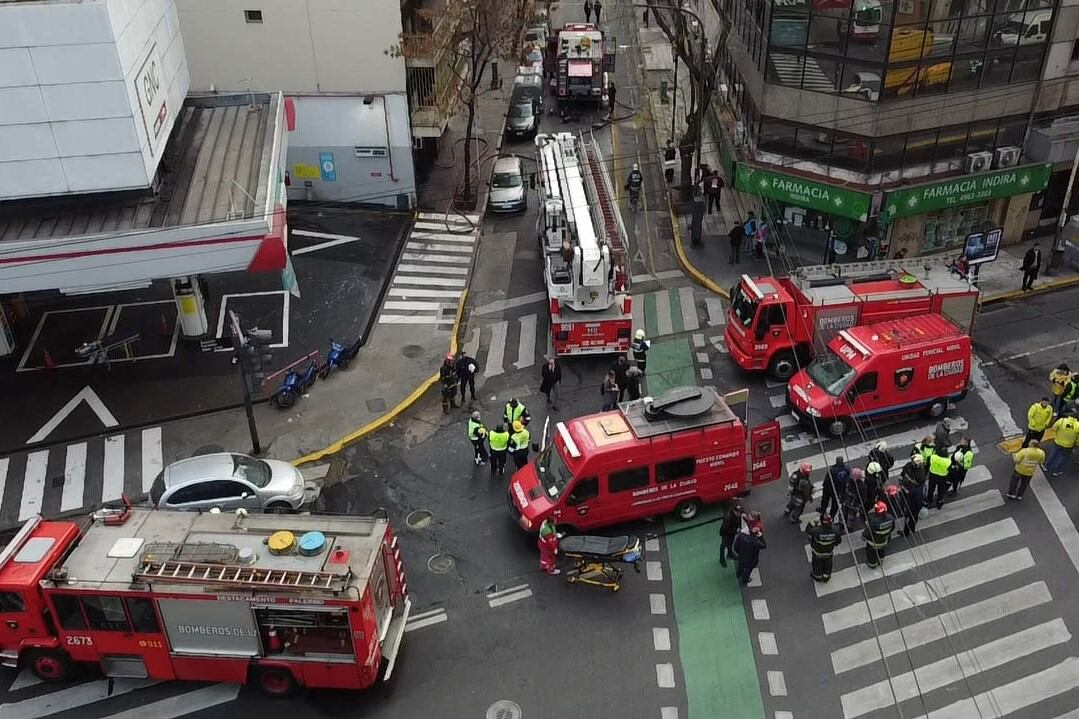 El incendio se desató en el séptimo piso de un edificio de Recoleta. Imagen: Télam. 