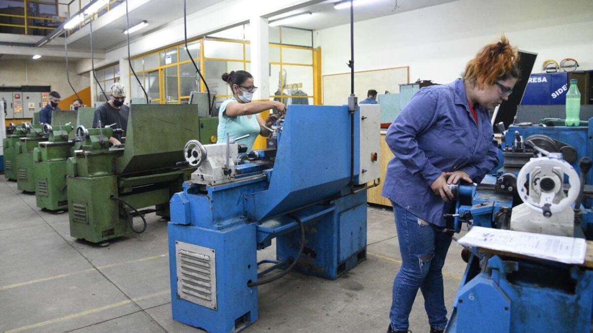 Entre los rubros que mide el Indec, los más afectados el año pasado fueron Productos minerales no metálicos (-24,3%), Maquinaria y equipo (-18,6%) e Industrias metálicas básicas (-17,5%). 