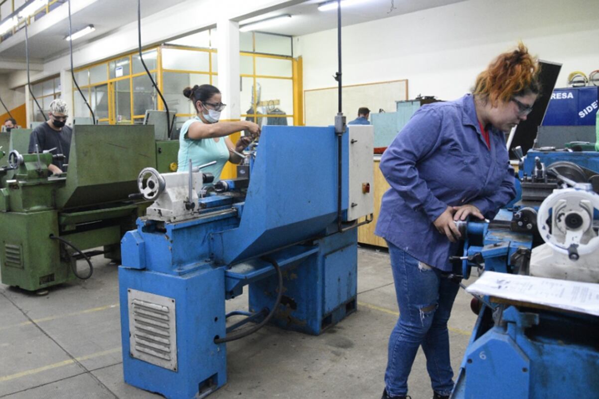 Entre los rubros que mide el Indec, los más afectados el año pasado fueron Productos minerales no metálicos (-24,3%), Maquinaria y equipo (-18,6%) e Industrias metálicas básicas (-17,5%).