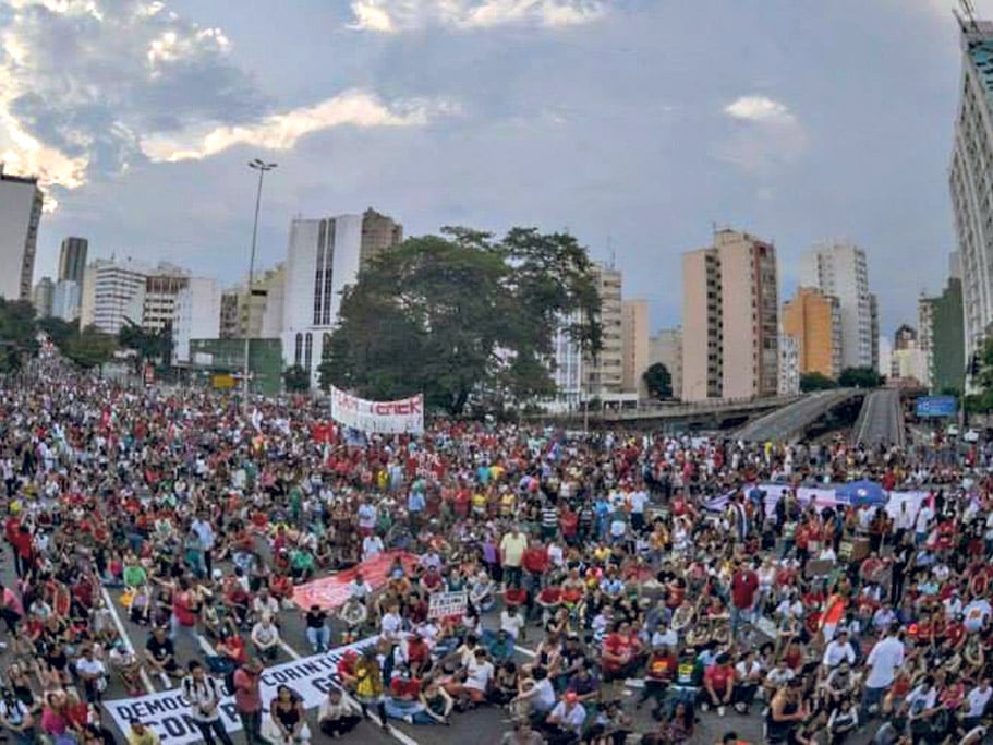 “Luchar siempre, Temer jamás”, “Fuera Temer”, gritaron los manifestantes pidiendo la salida del presidente. 