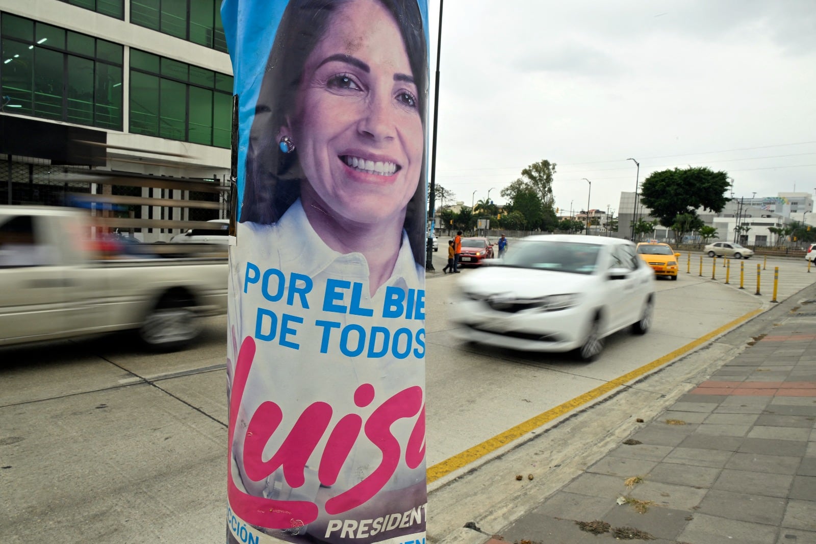 Propaganda electoral de la candidata de  Movimiento Revolucion Ciudadana, Luisa Gonzalez.