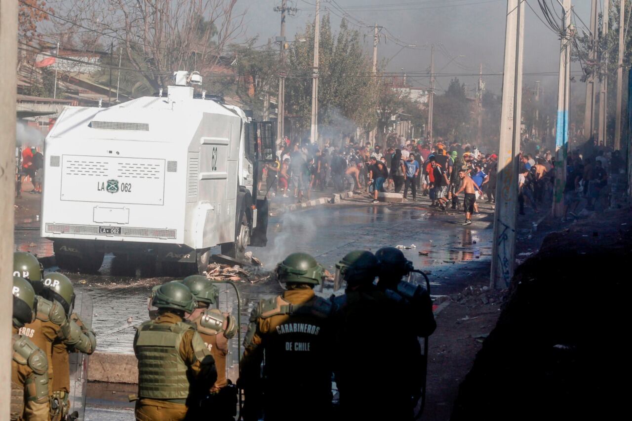 Carabineros reprimen la protesta en los barrios de la periferia de Santiago. 