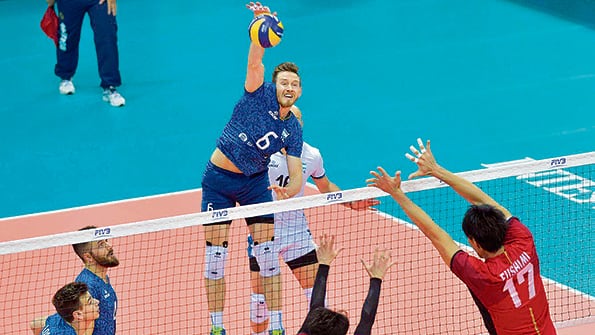 Poglajen ataca frente a los japoneses, en el partido del martes pasado.