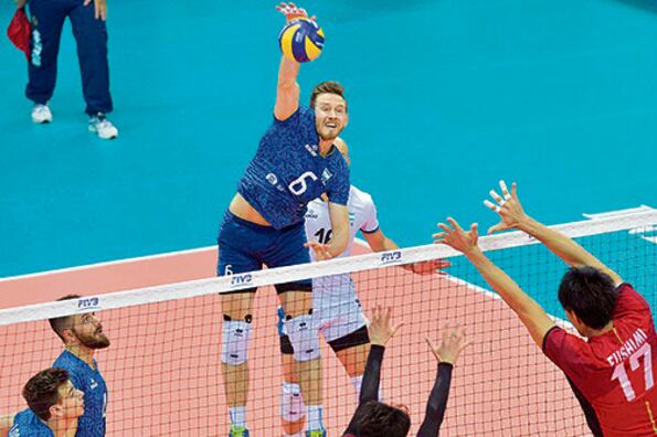 Poglajen ataca frente a los japoneses, en el partido del martes pasado.