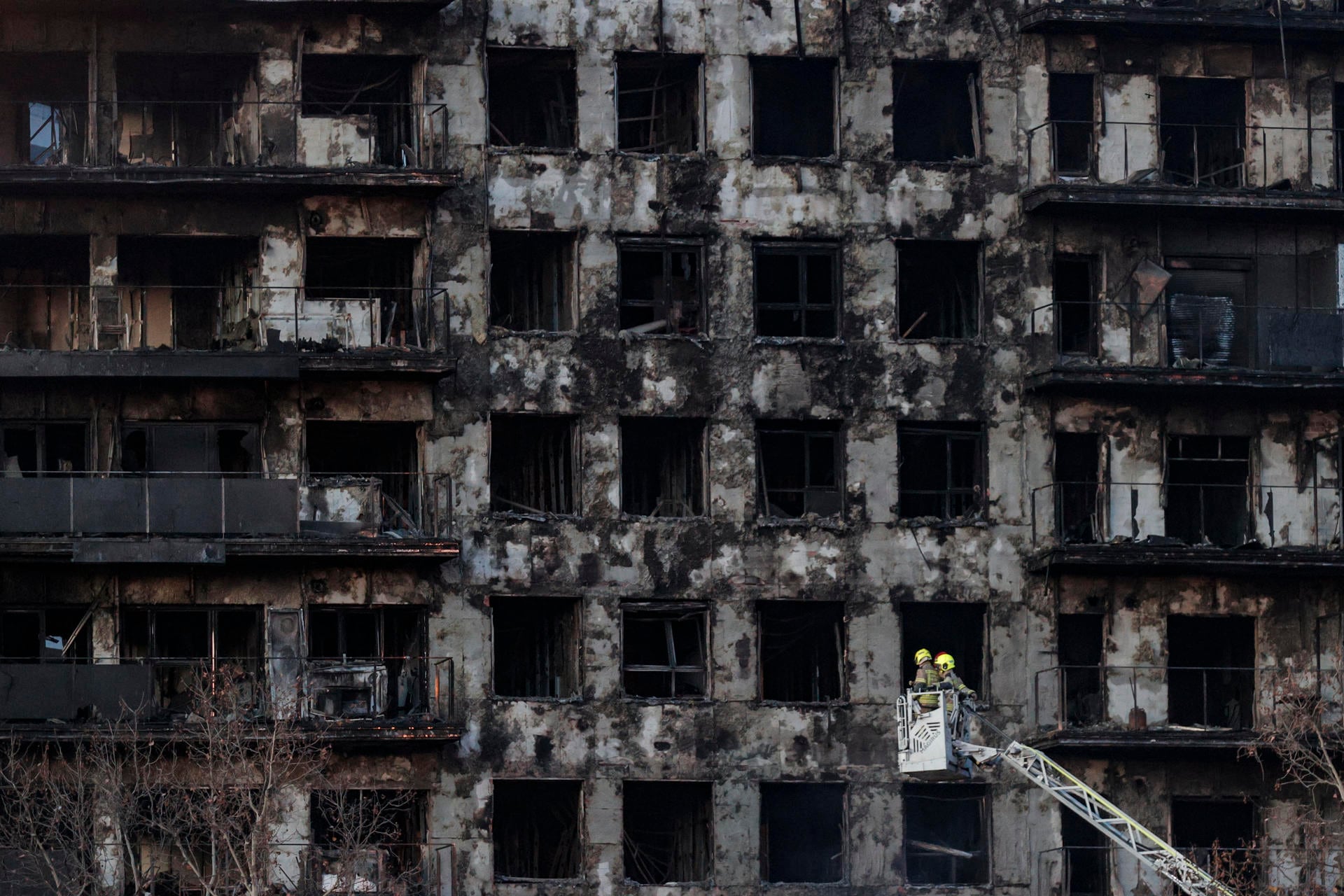 Las impactantes imágenes y videos del incendio en un edificio residencial de Valencia