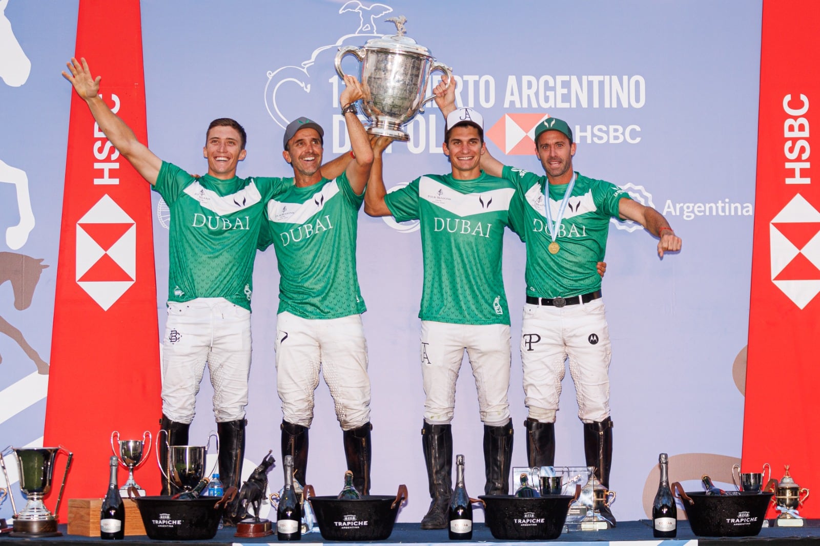 Los campeones en Palermo levantan la Copa 