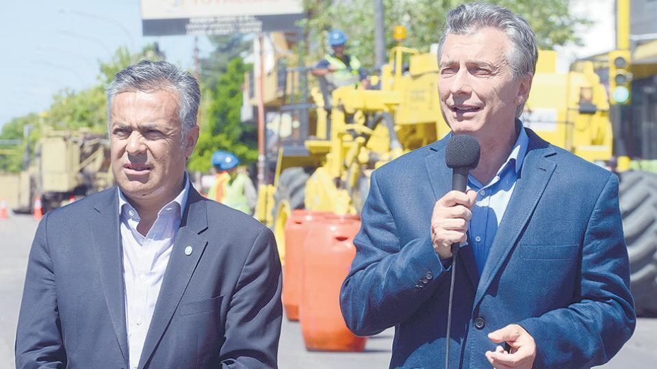 Cornejo con Macri en una de las visitas que hizo el Presidente a Mendoza.