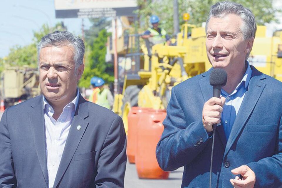 Cornejo con Macri en una de las visitas que hizo el Presidente a Mendoza.