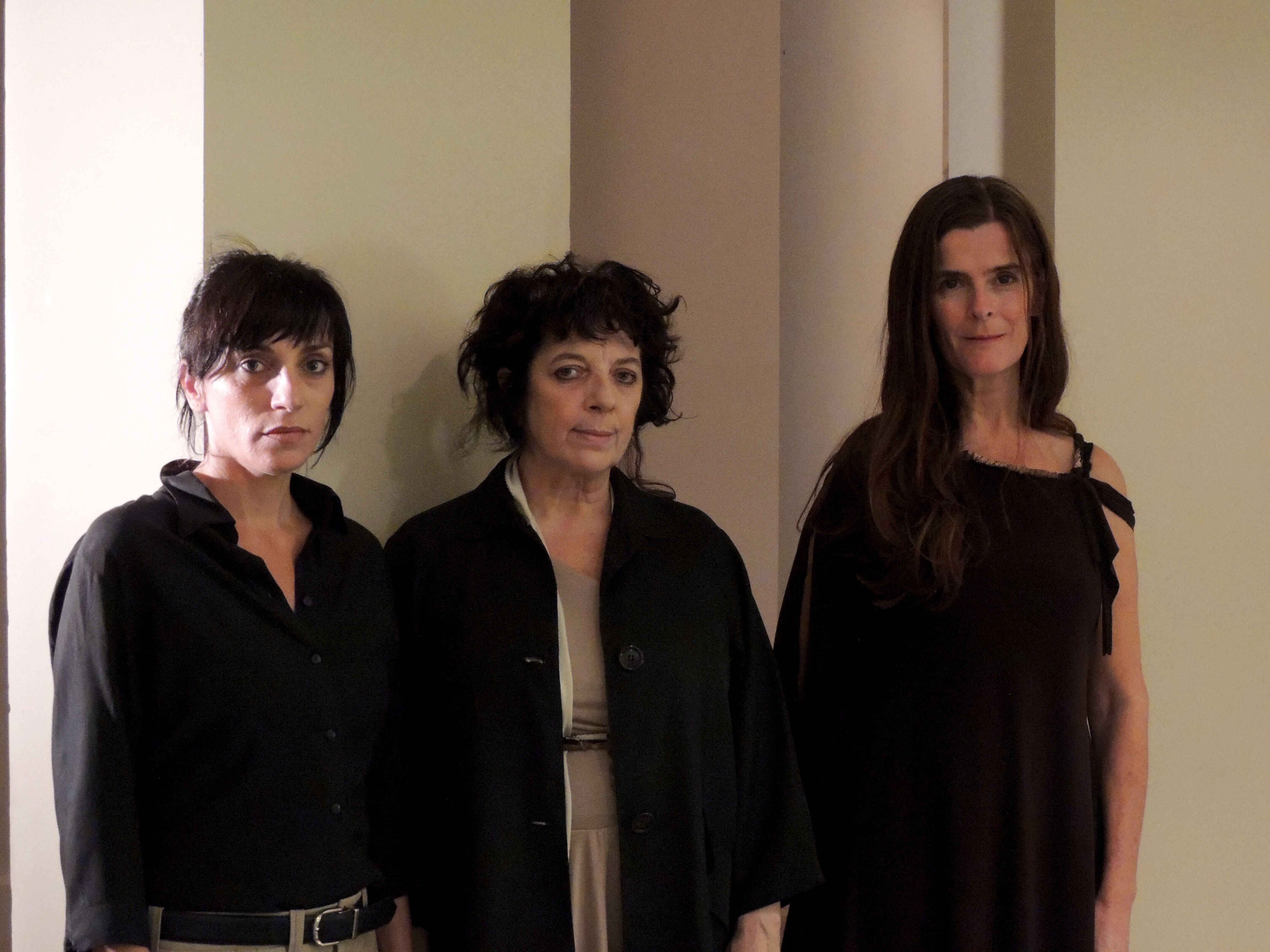 Tres actrices encarnan de distinta forma a Antígona.