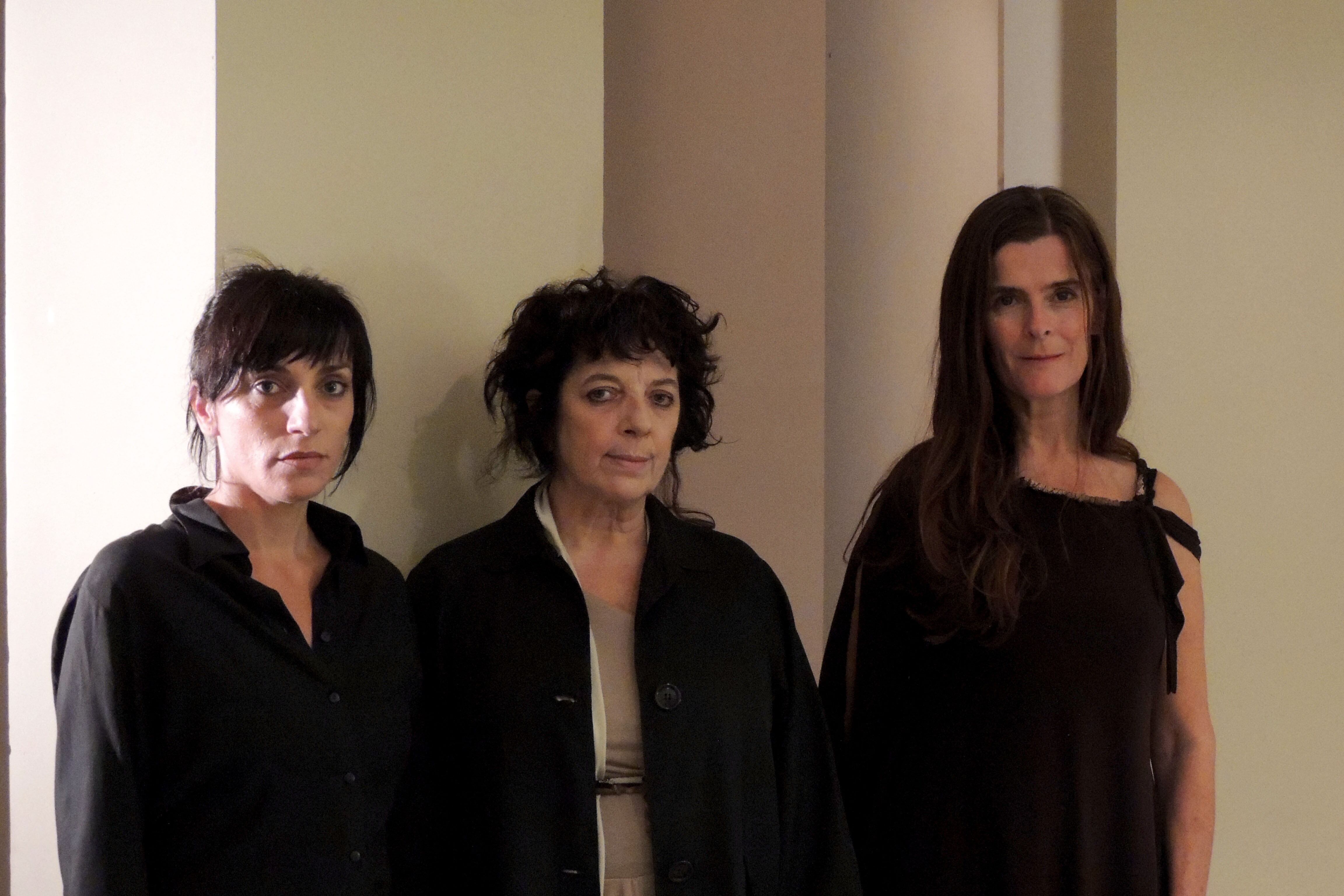 Tres actrices encarnan de distinta forma a Antígona.