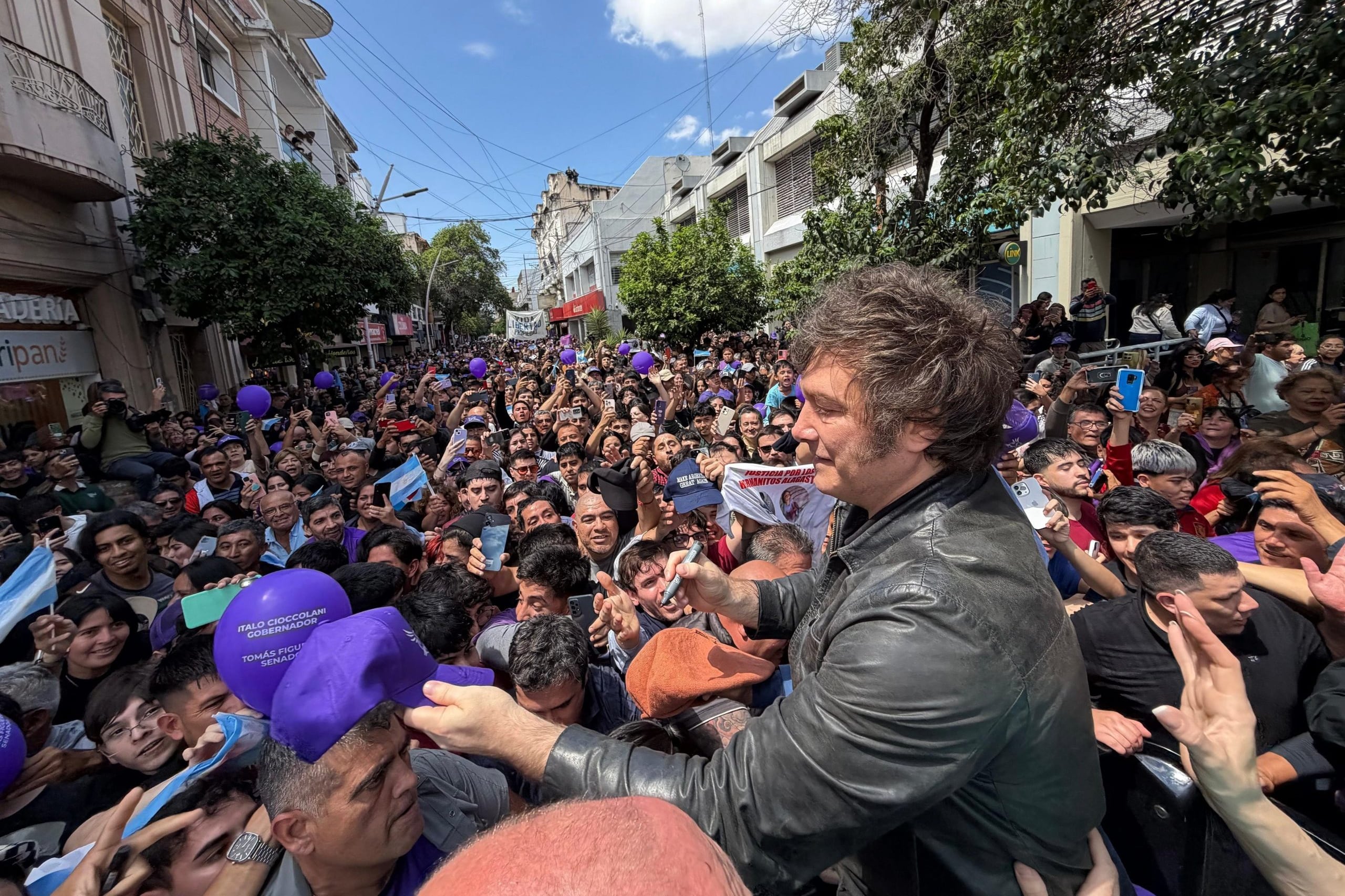 El presidente Javier Milei de campaña en Santiago del Estero.