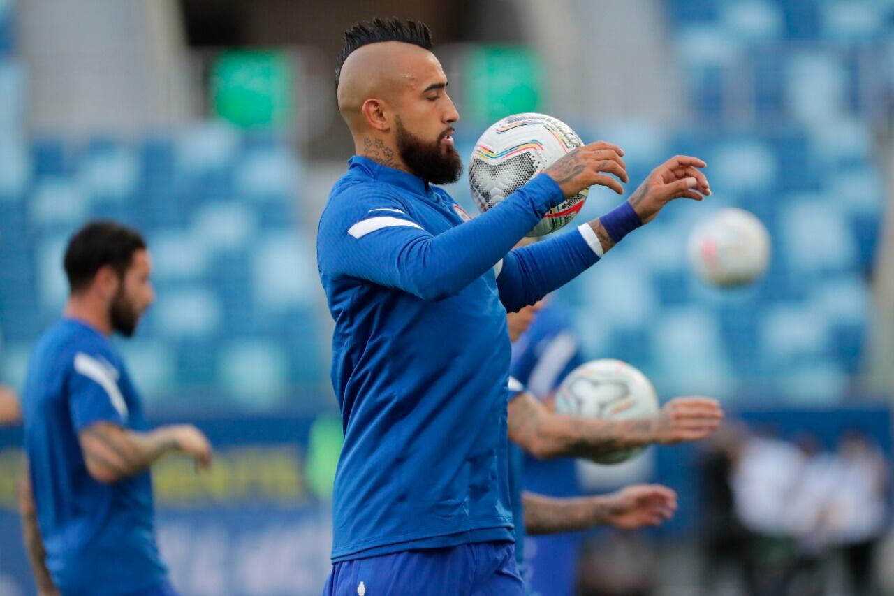 Vidal será titular en Chile ante el local Brasil