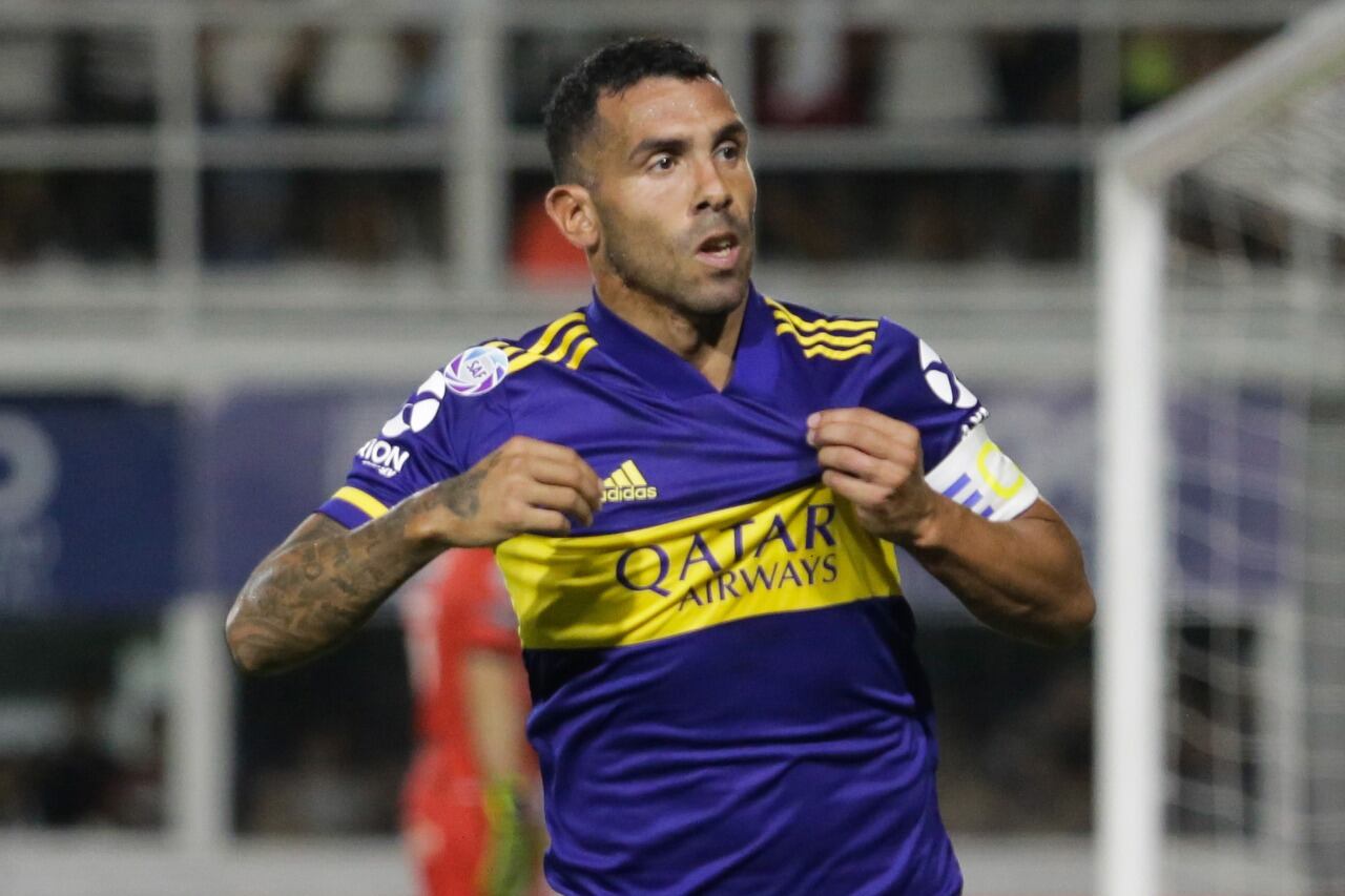 Carlos Teves y uno de sus festejos en Boca.