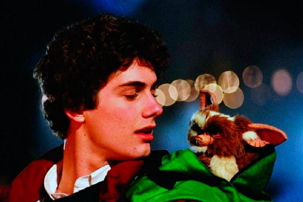 Billy (Zach Galligan) y el "mogwai" que origina a una multitud de gremlins asesinos