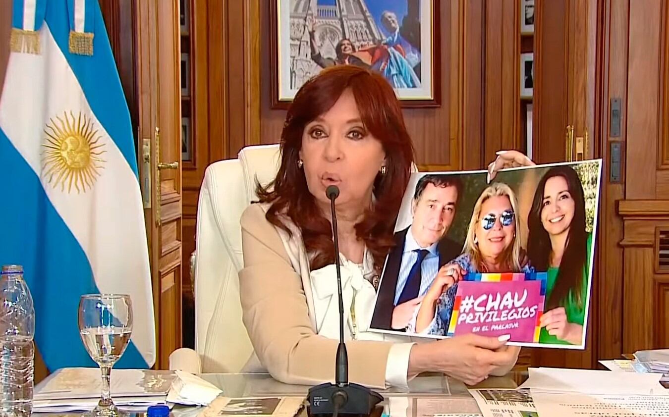 La vicepresidenta Cristina Kirchner muestra una imagen de Pepín Rodríguez Simón. Imagen: Captura TV