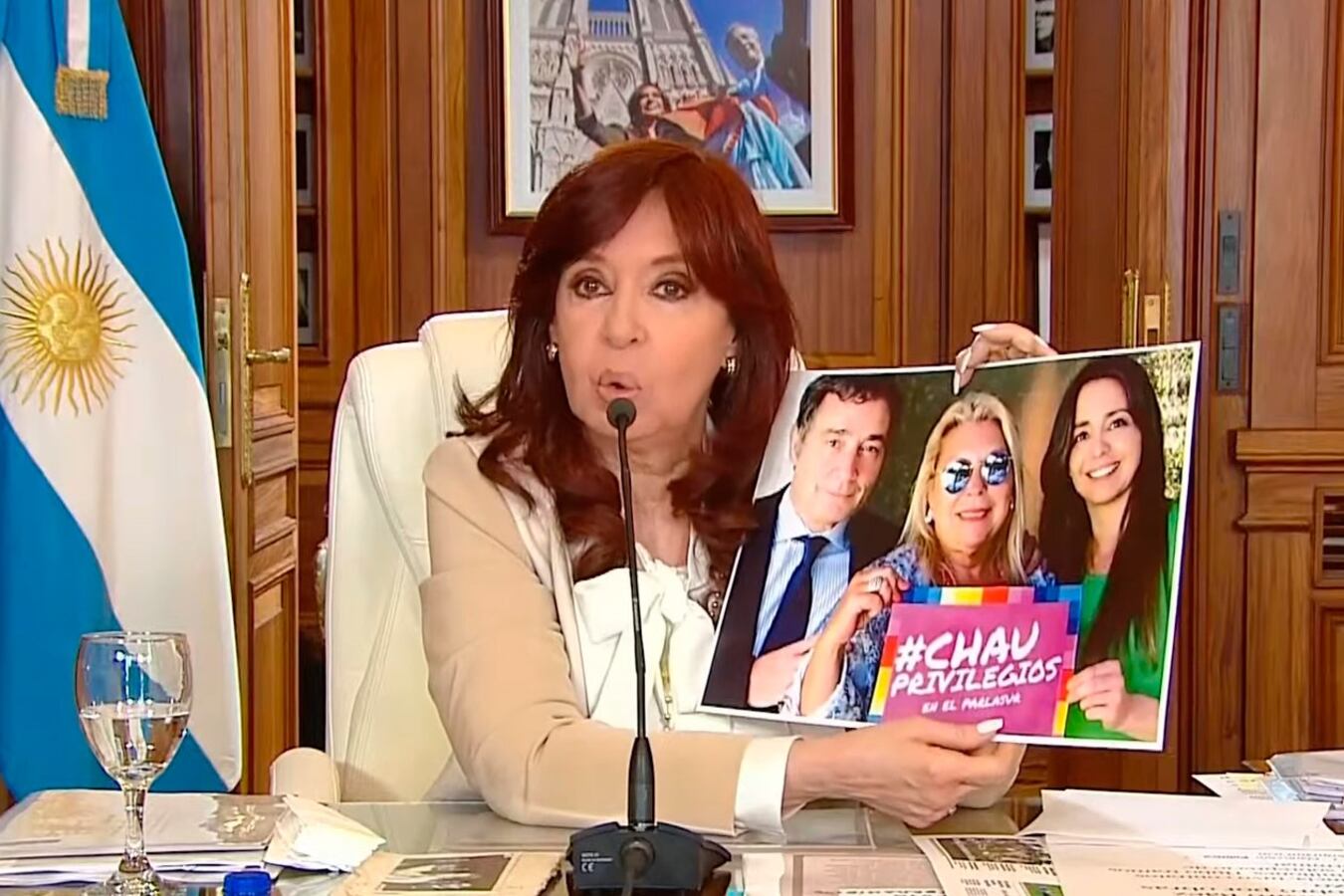 La vicepresidenta Cristina Kirchner muestra una imagen de Pepín Rodríguez Simón. Imagen: Captura TV