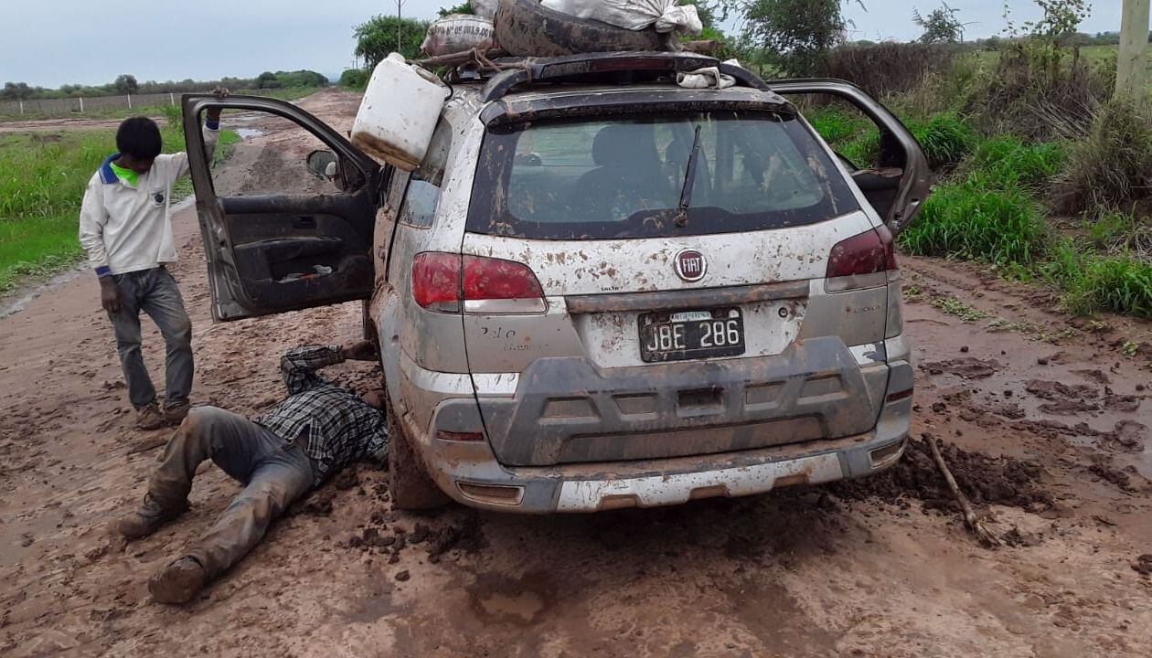 El remis tuvo que ser sacado con un tractor 