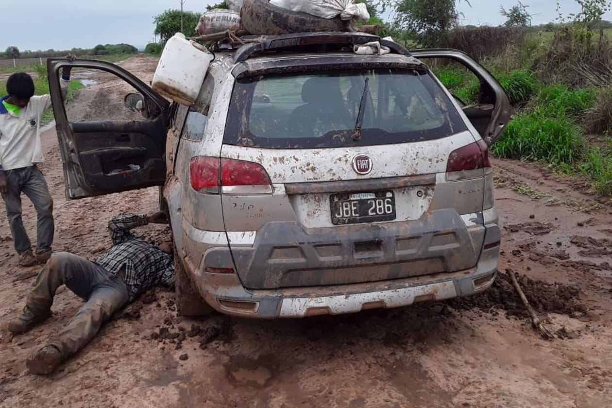 El remis tuvo que ser sacado con un tractor