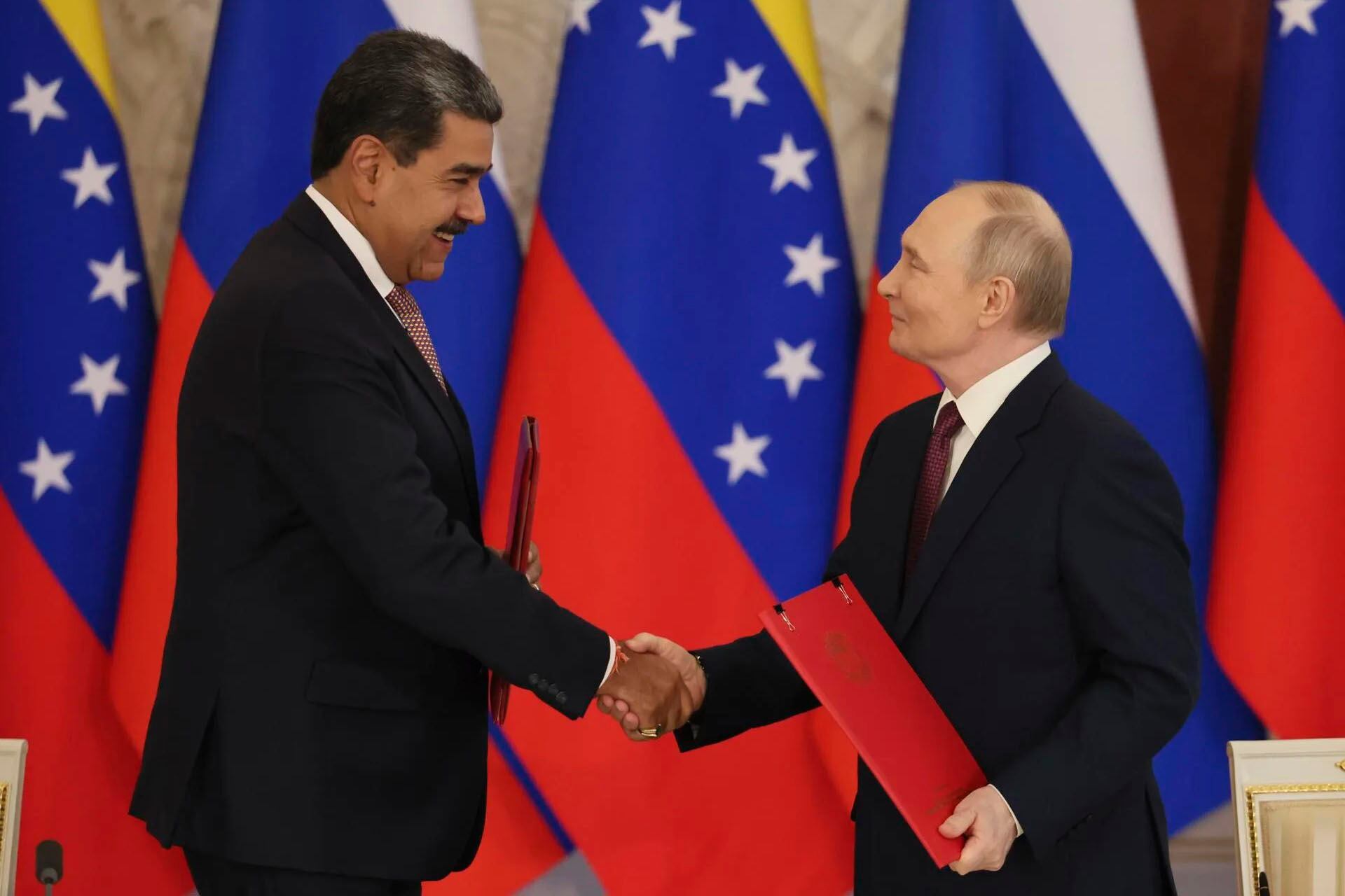 Maduro saluda a Putin durante su visita al Kremlin el 7 de mayo.