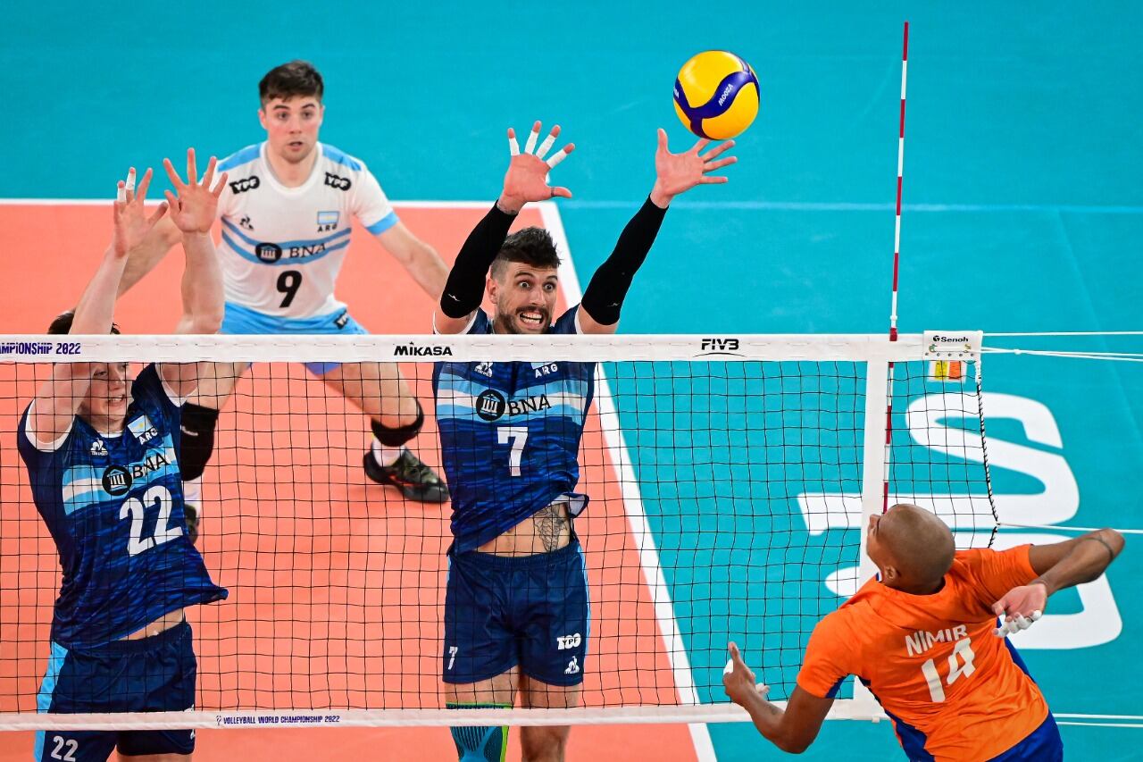 Facundo Conte y Nicolás Zerba van por el bloqueo contra el neerlandés Abdel-Aziz Nimir, goleador del Mundial