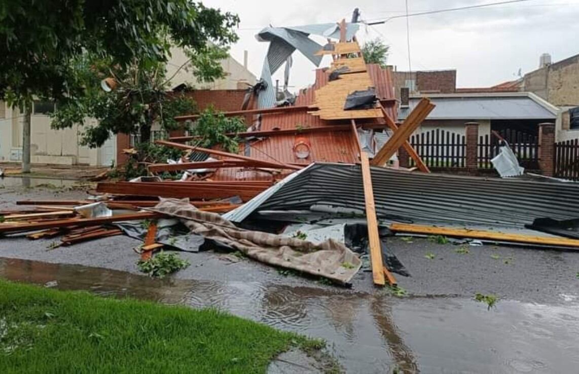 El intendente de Miramar, Sebastián Ianantuony, junto a personal de Defensa Civil, se encuentran trabajando en las zonas afectadas