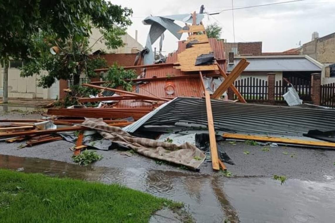 El intendente de Miramar, Sebastián Ianantuony, junto a personal de Defensa Civil, se encuentran trabajando en las zonas afectadas