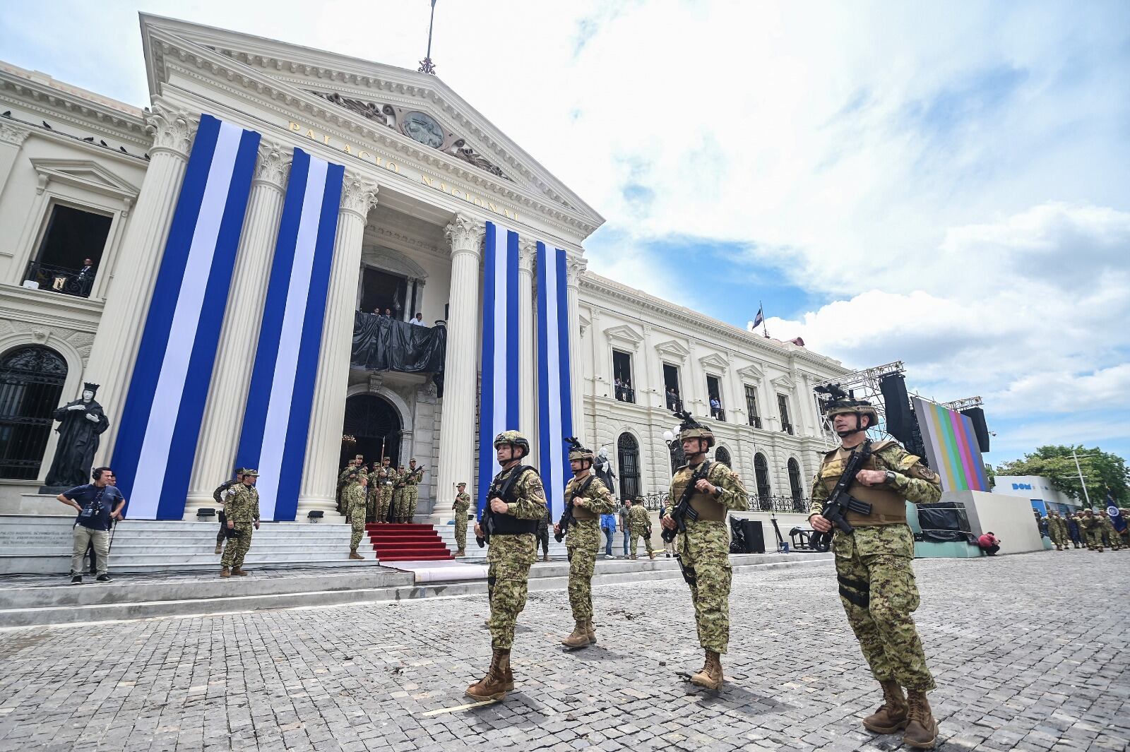 Militares participan de un ensayo previo a la toma de posesión de Bukele