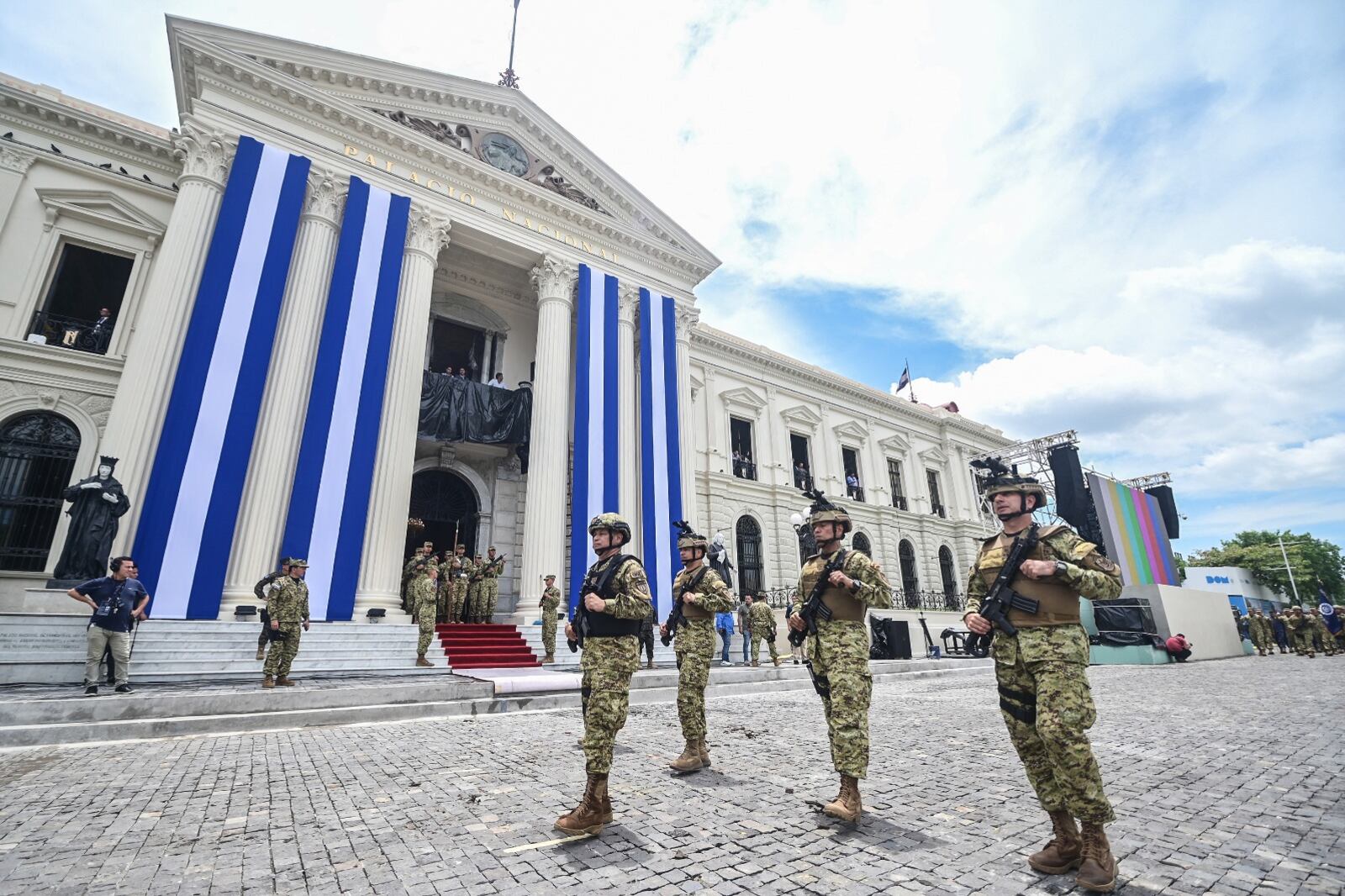 Militares participan de un ensayo previo a la toma de posesión de Bukele