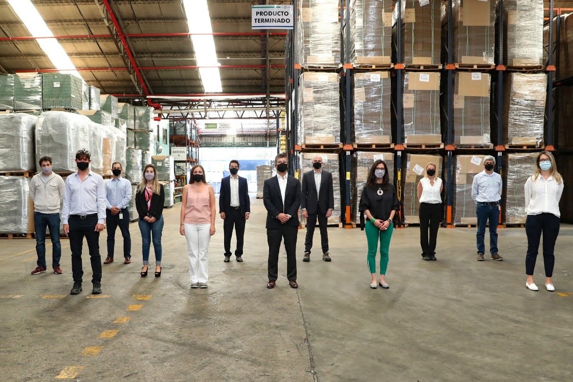 La secretaria de Comercio Interior, Paula Español, junto a colaboradores y representantes de Clorox, en la planta de la compañía.