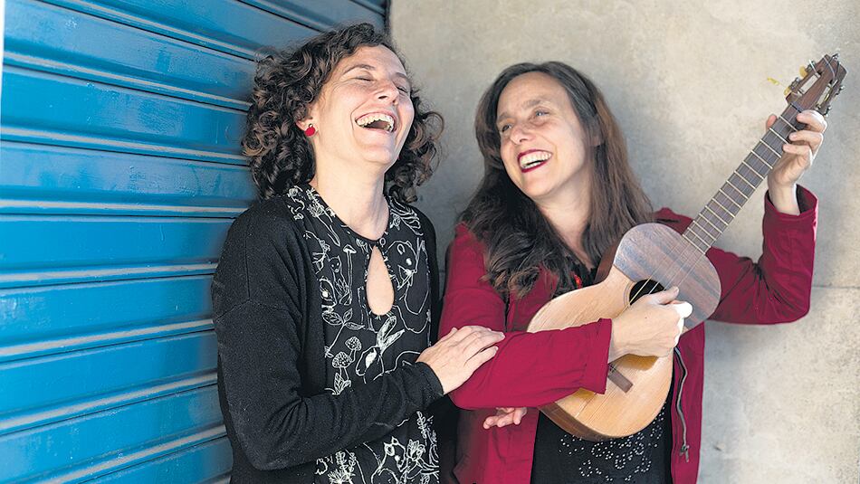 Sexer y Sznajder, clowns y artistas multidisciplinarias, cerca del teatro, la música y la danza.